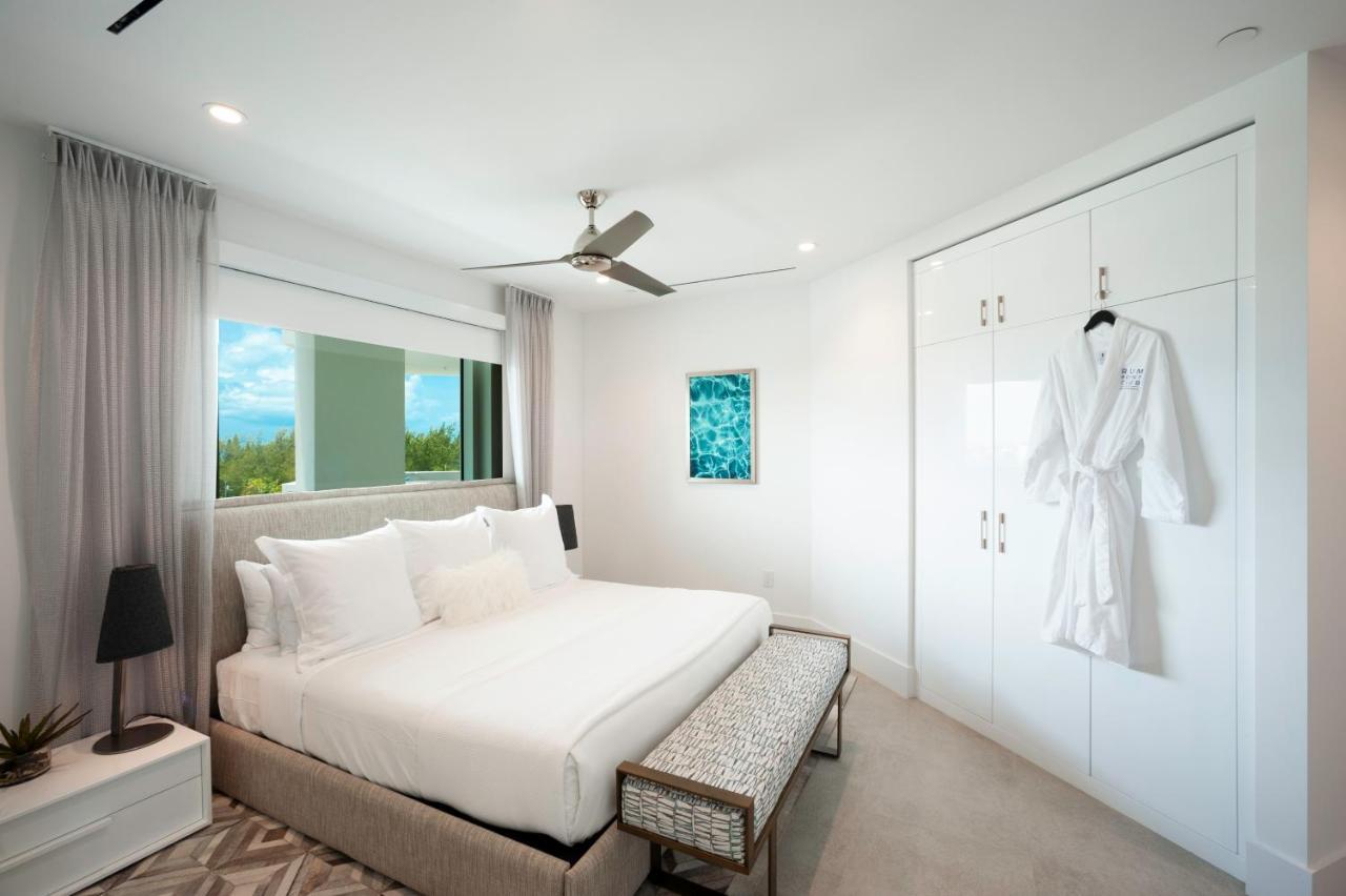 Rum Point Club Residences Driftwood Village Экстерьер фото
