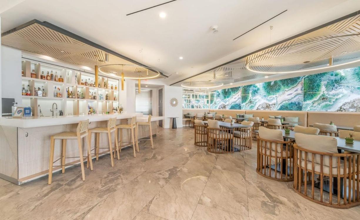 Rum Point Club Residences Driftwood Village Экстерьер фото